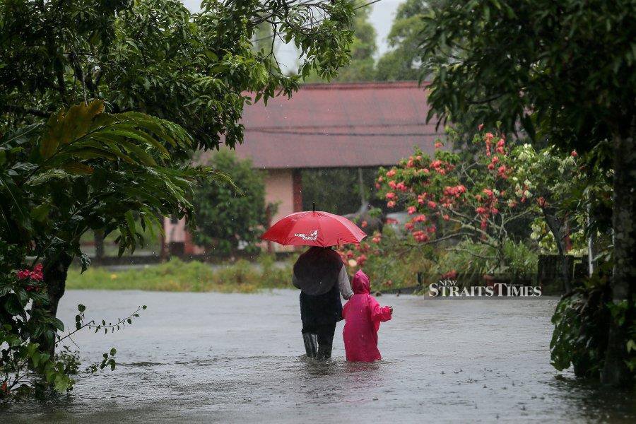 In Terengganu, the situation in six flood-hit districts worsened when the number of evacuees increased to 4,787 this morning compared to 4,476 last night. - NSTP/GHAZALI KORI
