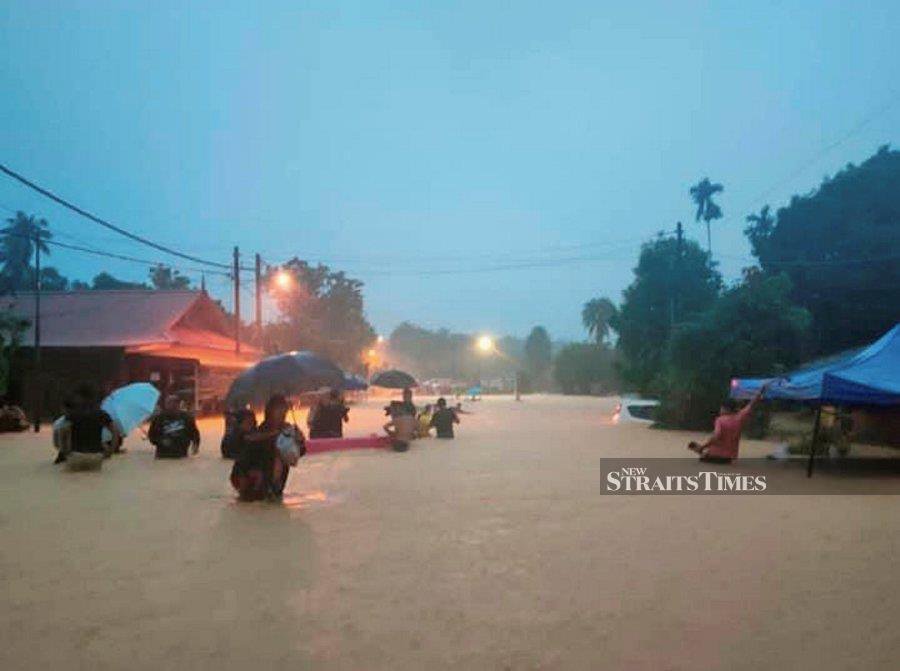 Relentless rainfall across Terengganu which caused widespread flooding have forced 4,463 people from 1,315 families to evacuate their homes.Pic courtesy of NST reader 