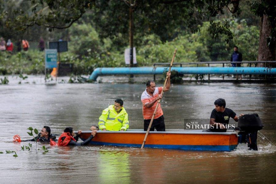 A total of 6,281 people are reported to be still affected by the third wave of floods that hit Terengganu since last Sunday. - NSTP/GHAZALI KORI