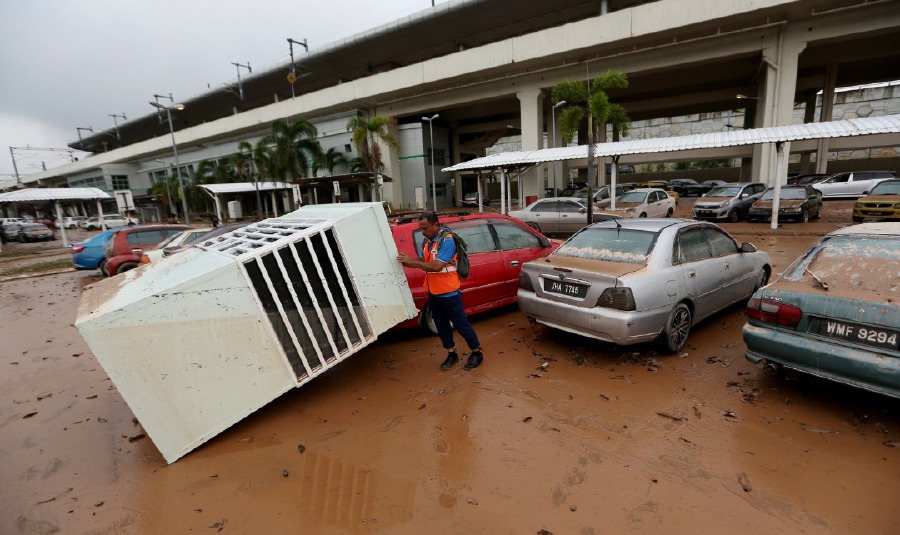 The affected vehicles comprised a lorry, 28 motorcycles and 89 cars, MPVs and SUVs which were parked at the station when the flooding occurred. - NSTP/IQMAL HAQIM ROSMAN