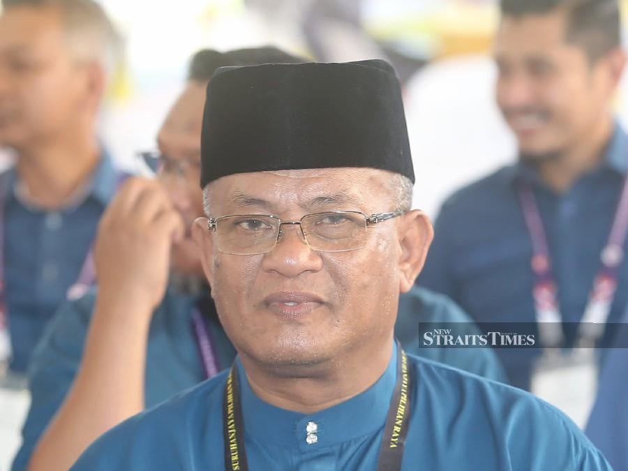 Khairul Azhari Saut, the Perikatan Nasional (PN) candidate for the Kuala Kubu Baharu by-election, has refuted allegations of involvement with loan sharks, labeling them as malicious slander. Pic by NSTP/SAIFULLIZAN TAMADI