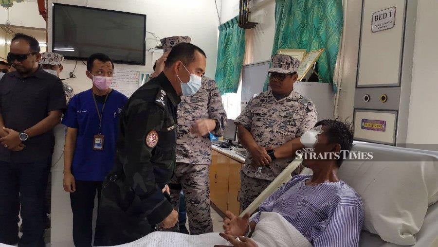 ESSCOM Comander, Datuk Victor Sanjos, visited Maritime Corporal Zainal Abad Komel, 45, at Tawau hospital today. - NSTP/ABDUL RAHEMANG TAIMING