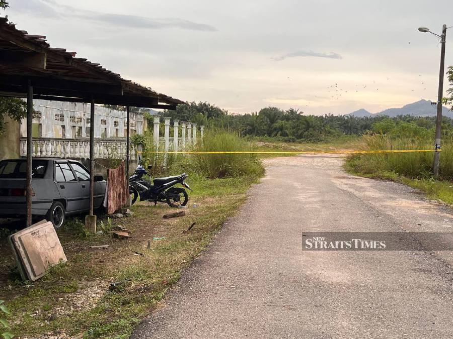 Three suspects have been remanded following the discovery of human remains in an abandoned house in Kampung Batu 7, Tongkang Pechah yesterday afternoon. - NSTP/ ALIAS ABD RANI