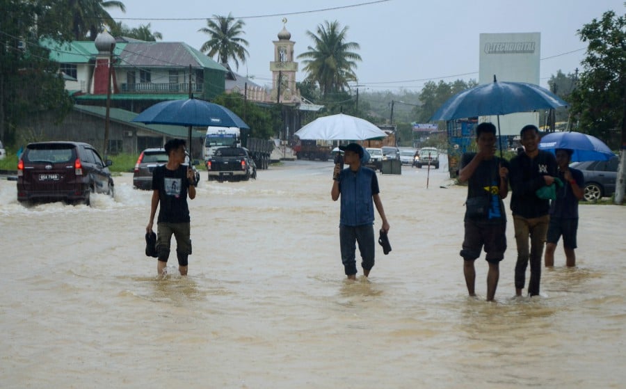 Residents of Kampung Kelewek are asking the local government to build a drain at Jalan Jedok, Tanah Merah-Jeli to avoid flooding on the road during heavy rain. - Bernama pic
