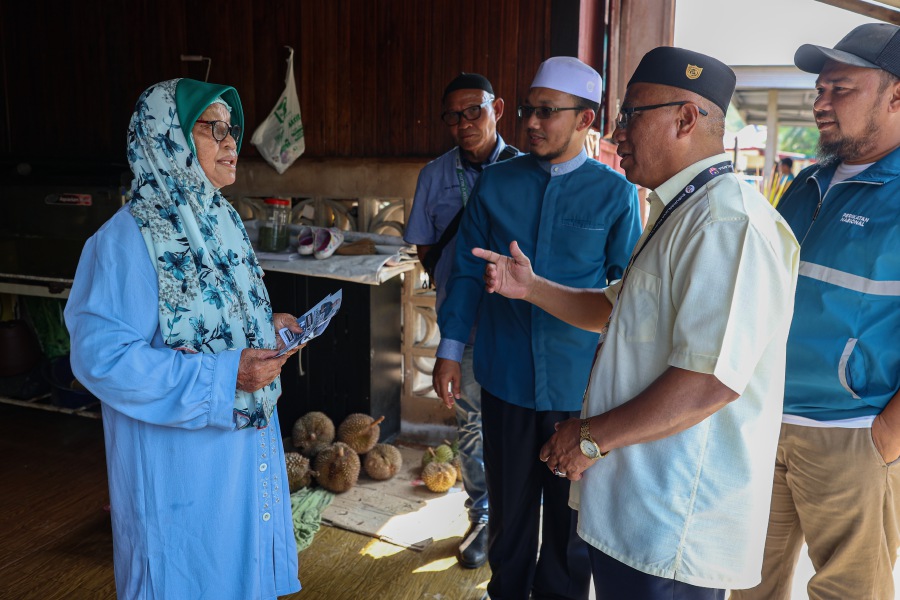 Kasim Samat, Perikatan Nasional’s candidate for the Pelangai by-election, has adopted a traditional campaigning method, namely by going door-to-door to meet voters. - Bernama pic