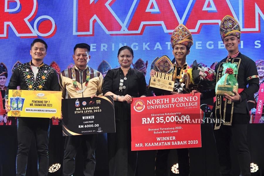 Tommy Gedeus (2nd from right) who represented KDCA Putrajaya has won this year's Buvazoi Tavantang or Mr Kaamatan (MrK). - NSTP/ MOHD ADAM ARININ