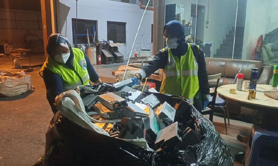 Another illegal recycling factory, suspected of processing e-waste, was raided by the state Environment Department in an industrial area here yesterday. - Pic courtesy of Environment Dept