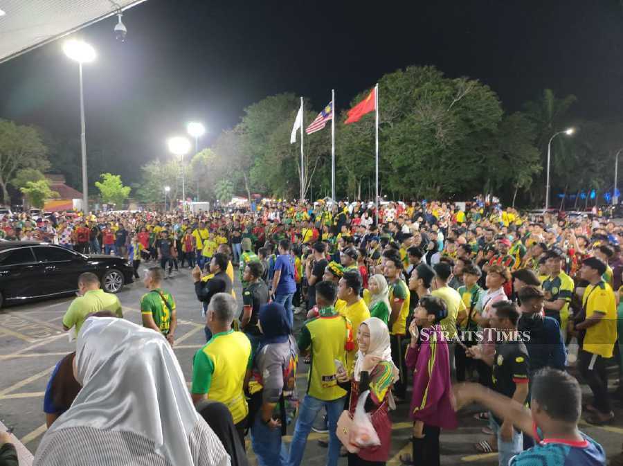 Close to 1,000 Kedah Darul Aman FC fans gathered at the entrance of the Darul Aman Stadium last night to show their displeasure with the refereeing during the Kedah vs PDRM FC match. 