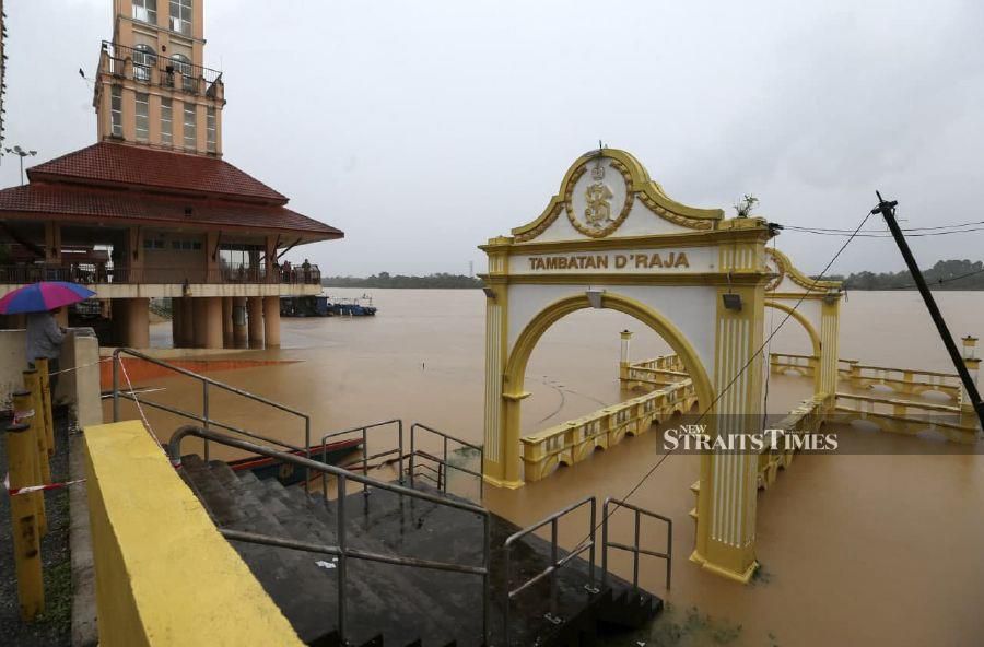 The floods in Kelantan continue to worsen with the number of victims now at 7,514 as of 8.30pm.  - NSTP/ NIK ABDULLAH NIK OMAR