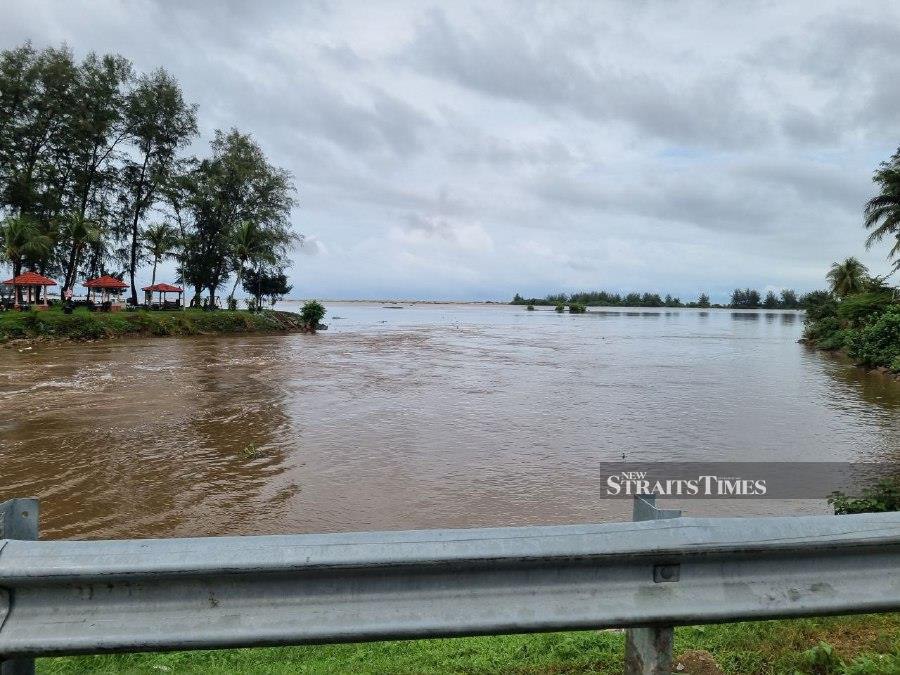 Two rivers in Kelantan have breached their danger levels today following heavy rain since last night. - NSTP/ SHARIFAH MAHSINAH ABDULLAH