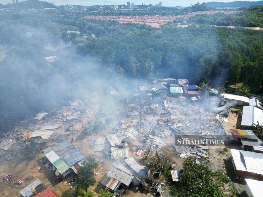  Fifteen squatter homes near Kampung Kalansanan, Inanam, weredestroyed in a fire today. - NSTP/ JUWAN RIDUAN