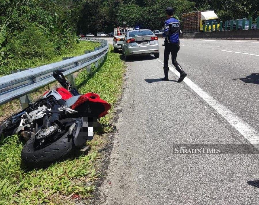A Channel NewsAsia cameraman was killed in a crash involving two motorcycles at Km43 of the Karak-Kuala Lumpur highway about noon today. - NSTP/AMIR HAMZAH NORDIN