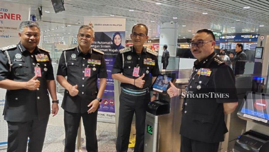  Immigration director-general Datuk Khairul Dzaimee Daud (centre) gestures after launching the Autogate facility for Long Term Pass holders at KLIA. -NSTP/Samadi Ahmad.