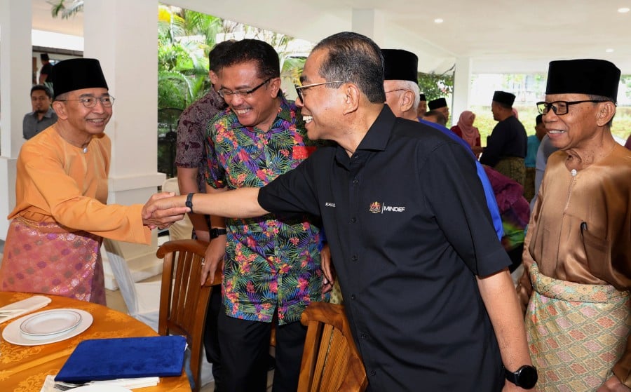 Umno vice-president Datuk Seri Mohamed Khaled Nordin with members of the Johor chapter of the Council of Former Elected Representatives at a Hari Raya open house in Johor Baru yesterday. Bernama pic