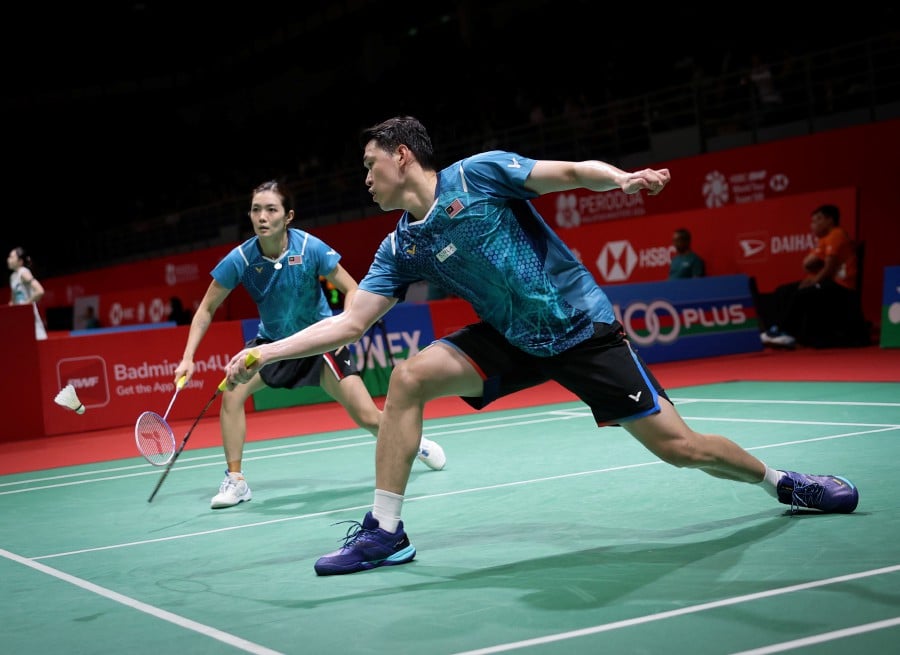 Lai Pei Jing (left) and Tan Kian Meng in action against South Korean pair Wang Chan and Shin Seung Chan during the Malaysia Masters at the Axiata Arena, Bukit Jalil. - BERNAMA PIC