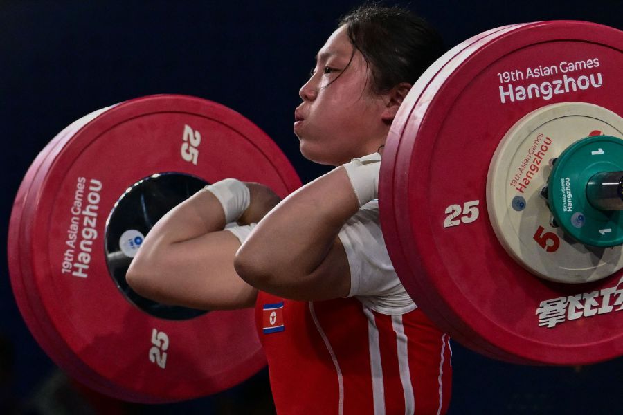 China keeps perfect record going in Olympic weightlifting