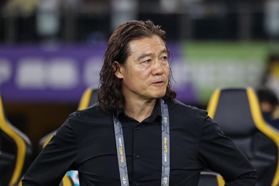 Kim Pan Gon expressed his dissatisfaction with Kyrgyzstan’s goal after Malaysia managed a 1-1 draw against the White Falcons at the Dolen Omurzakov Stadium in Bishkek, last night.- BERNAMA PIC