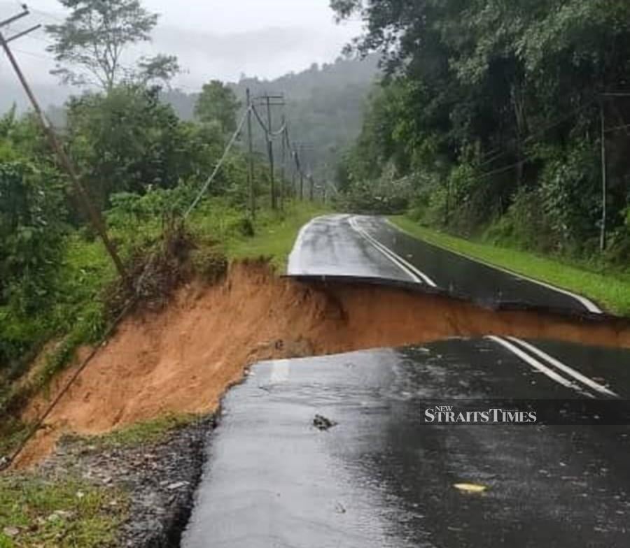 It is learnt that two landslides occurred at about 1pm along Jalan Kiulu-Tamparuli near Kampung Rangalau Baru and Kampung Kionsom Lama in Kiulu. - NSTP/RECQUEAL RAIMI 