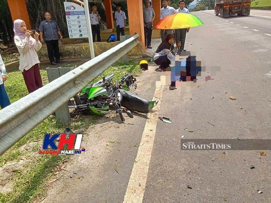 Two Sijil Pelajaran Malaysia (SPM) students were left critically injured in an accident near SMK Kahang in Kluang on Saturday. - Pic courtesy of Kluang Hari Ini's Facebook page