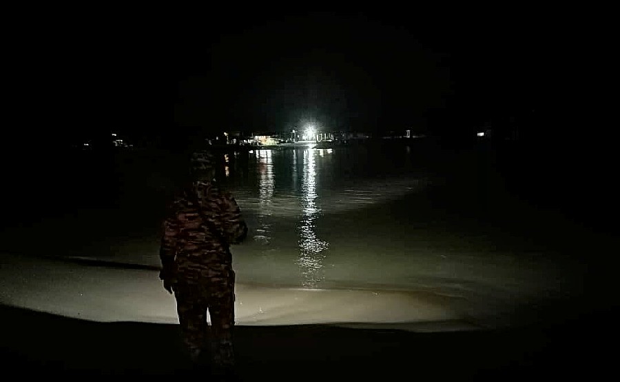 A rescuer looking at the river where a man was feared to have drowned in an attempt to avoid arrest near Kompleks Pasar Bisik Ikan in Kota Kuala Muda early this morning. - Pic courtesy of Fire and Rescue Department