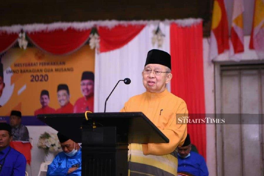 Umno veteran Tengku Razaleigh Hamzah delivers his speech during the launching of the Gua Musang Umno delegates meeting in Bukit Chekati. -NSTP/RAMLI IBRAHIM