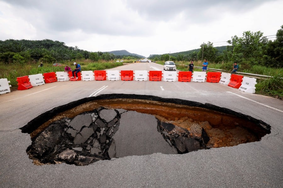 The Pahang Public Works Department (JKR) today refuted the viral information on WhatsApp claiming that Federal Route FT12, from Kuantan to Segamat at KM72, has been opened and can be accessed according to the department’s work schedule. - Bernama pic