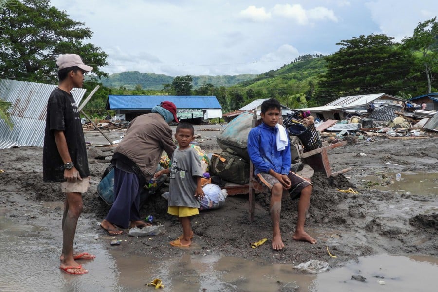 Philippine storm victims feared tsunami, ran toward mudslide