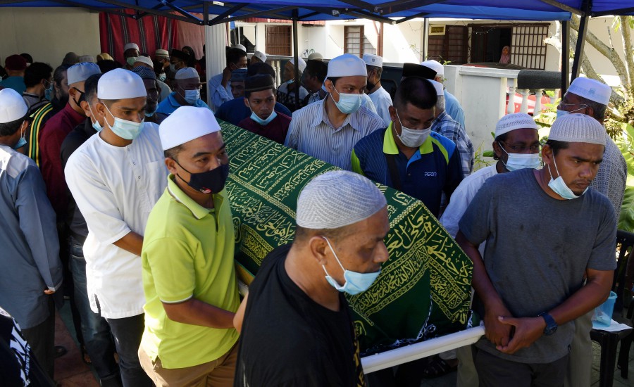 The remains of Datuk Mohamad Bakar being taken to the Bagan Ajam Mosque Muslim cemetery for burial earlier today. - Bernama pic