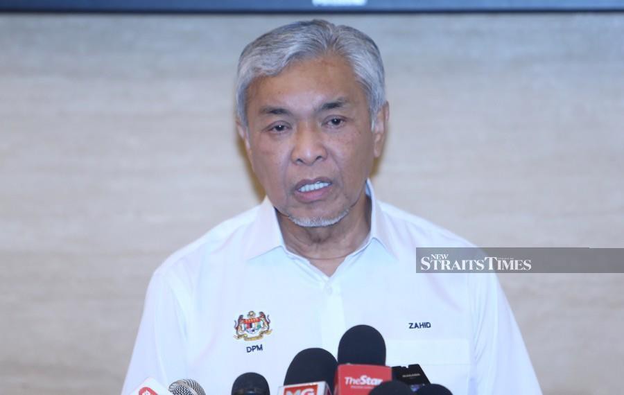 Barisan Nasional (BN) chairman Datuk Seri Dr Ahmad Zahid Hamidi wants MCA and DAP to resolve their differences on their own. NSTP/MOHAMAD SHAHRIL BADRI SAALI