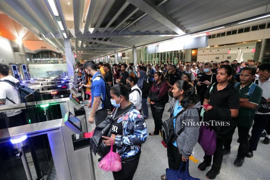 Several counters at the Custom, Immigrations and Quarantine (CIQ) Complex at Bangunan Sultan Iskandar will be closed in phases for upgrading works, beginning tomorrow. NSTP FILE PIC