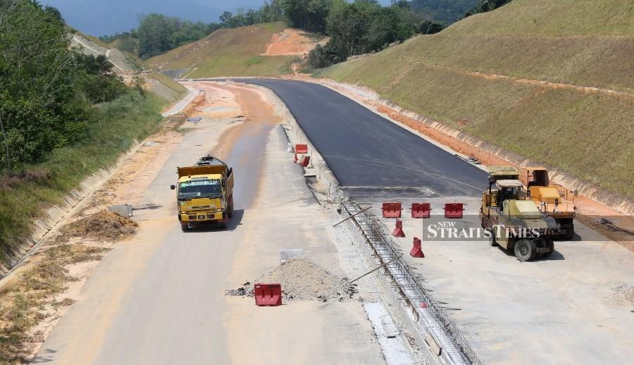 The construction of four interchanges along the West Coast Expressway (WCE), from Banting-Taiping, may not be ready before Hari Raya Aidilfitri. (NSTP/ABDULLAH YUSOF)