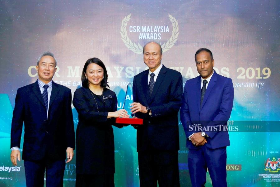 Deputy Minister of Women, Family and Community Development, Hannah Yeoh (2nd from left) presenting the CSR Malaysia Lifetime Achievement Award to social activist, Tan Sri Lee Lam Thye (2nd from right) at the CSR Malaysia Awards 2019. Also present is Chairman of CSR Malaysia, Datuk R Rajendran (left) and Editor of CSR Malaysia, Lee Seng Chee. NSTP/SUPIAN AHMAD