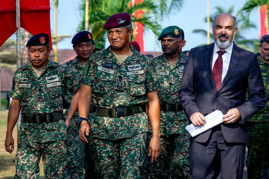 MELAKA: Deputy Army chief, Lieutenant-General Datuk Tengku Muhammad Fauzi Tengku Ibrahim (Centre), seen here with Canada’s High Commissioner to Malaysia, Wayne Robson (Right), said the bilateral exercise which began in 2015 had been an effective platform to test and train soldiers in handling terrorist situations. — FotoBernama 