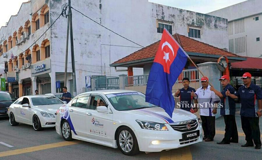 Le Tour de Iskandar Johor (TdIJ) chairman, Ja’affar Hashim (second from right) flagging off the recce team for the race in Batu Pahat on Wednesday. (PIC BY ADNAN IBRAHIM)