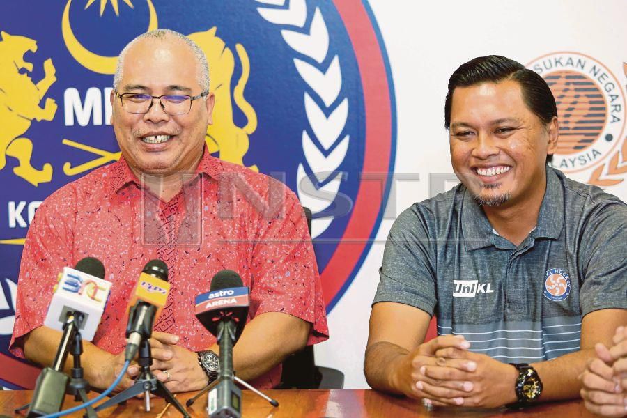 Team manager Saberi Salleh (Left) wants his charges to win more trophies next season, especially the TNB Cup, and UniKL team manager Saiful Azhar Afandi. NSTP/AIZUDDIN SAAD