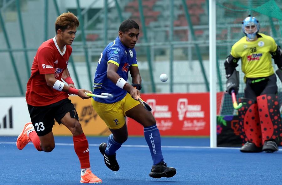 Goal-scoring machine Azrai Aizad Abu Kamal (left) is hungry for more after scoring an impressive 23 goals in 10 matches en route to Tenaga Nasional’s victories in the Charity Shield and Malaysia Hockey League (MHL). BERNAMA PIC