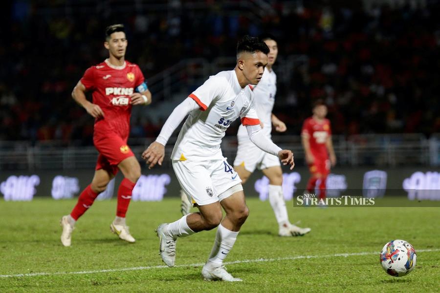 Selangor were made to look like schoolboys in Friday’s 4-0 thrashing by Johor Darul Ta’zim (JDT) in a Super League match at MBPJ Stadium. - NSTP/AIZUDDIN SAAD