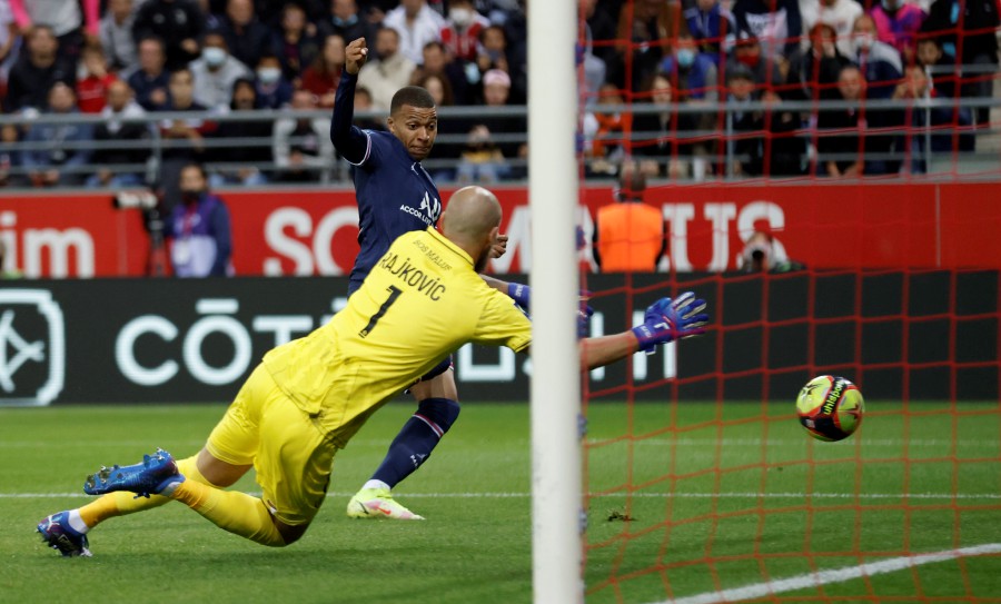 Paris Saint-Germain's Kylian Mbappe (back) scores a goal during the French Ligue 1 soccer match between Stade Reims and Paris Saint-Germain (PSG) at Stade Auguste-Delaune II in Reims, France, 29 August 2021. - EPA/YOAN VALAT