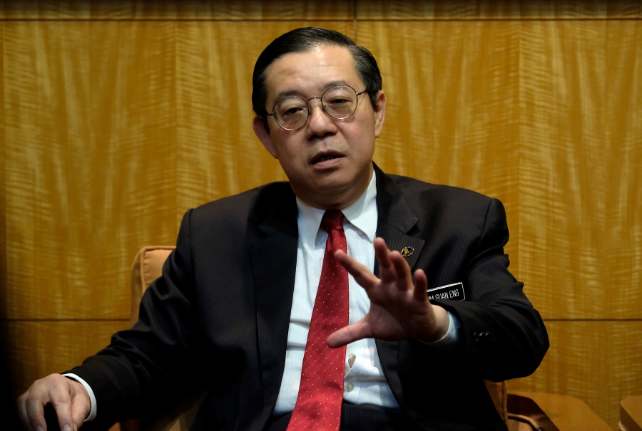 Finance Minister Lim Guan Eng said the government must come to a decision as soon as possible to avoid paying compensation to toll operators for freezing toll hikes. --fotoBERNAMA (2019) HAK CIPTA TERPELIHARA