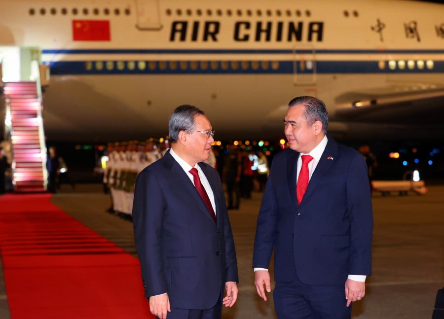  SEPANG: Chinese Premier Li Qiang arrives at the Kuala Lumpur International Airport ahead of his three-day official visit. He was welcomed by Transport Minister Anthony Loke. — BERNAMA PIC