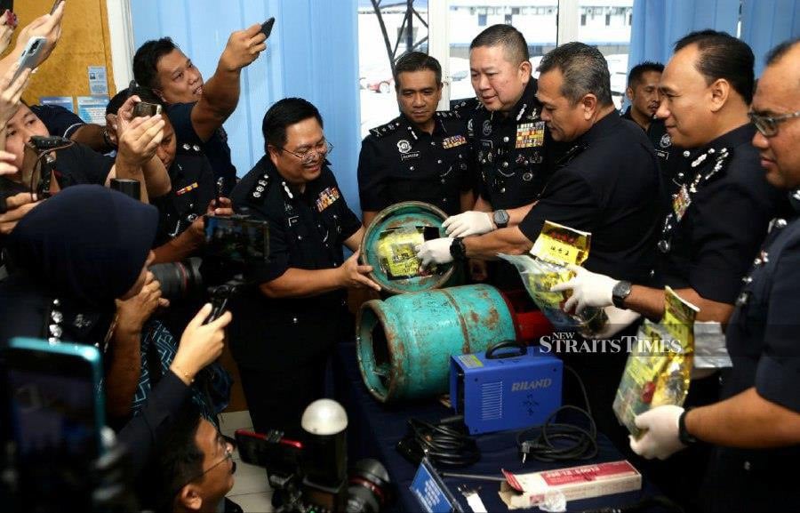 Narcotics Crime Investigation Department Director, Commissioner of Police Datuk Khaw Kok Chin (fourth from right), revealed this modus operandi by the drug dealers at a press conference here following a drug seizure in Miri. - NSTP/NADIM BOKHARI.