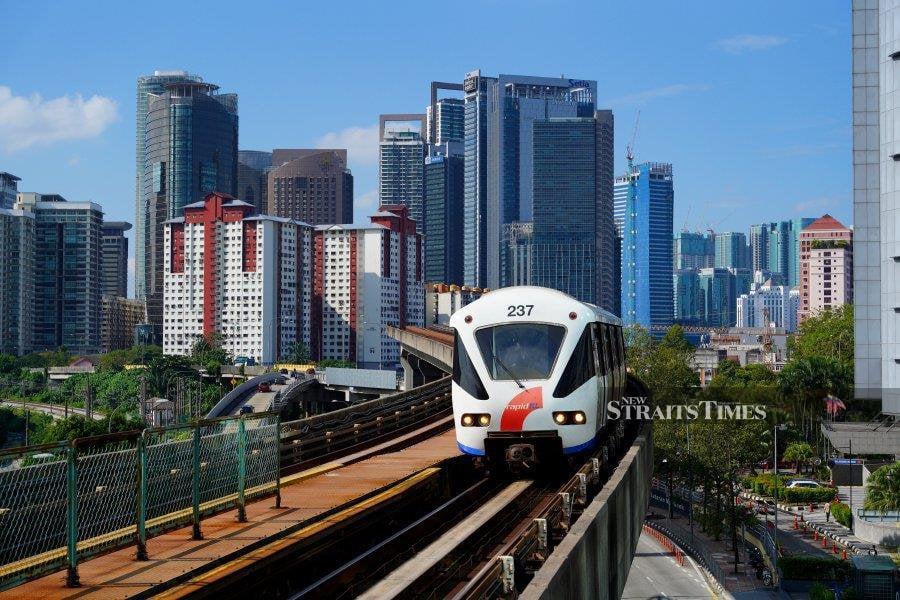 Rapid Rail Sdn Bhd (Rapid Rail) is targeting a daily average of 200,000 light rail transit (LRT) users on the Ampang/Sri Petaling Line by the end of 2024. - NSTP/AIMAN FARHAN