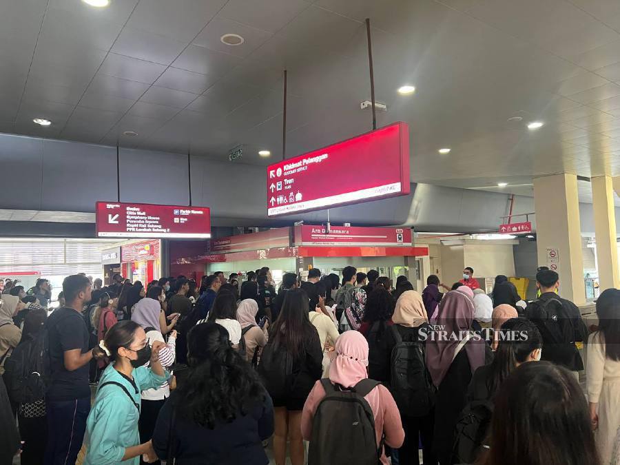 Congestion at the LRT Ara Damansara station today following delays caused by a disruption in the track switch system for the Kelana Jaya LRT line. NST/Aziah Azmee