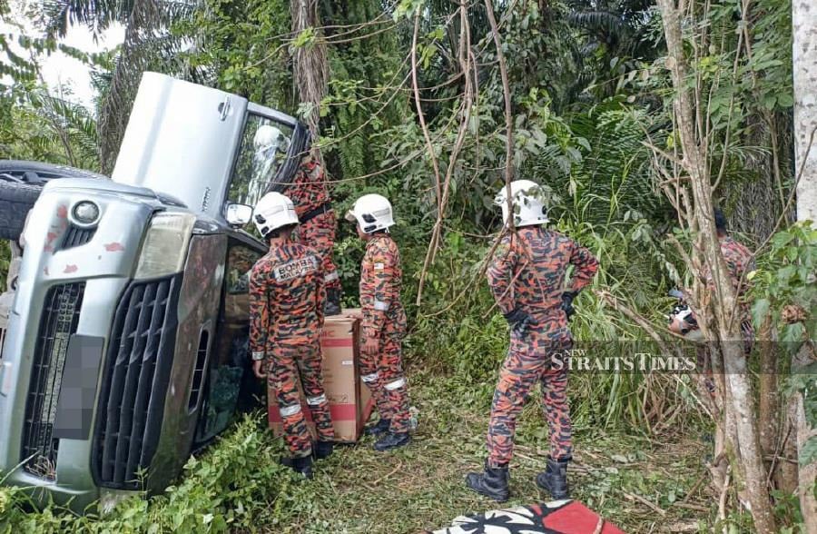 A man died while three others, including two children, were injured in an accident involving two four-wheeled vehicles on Jalan Dewata, Batu 21, here, today. - NSTP/courtesy of Fire and Rescue Dept