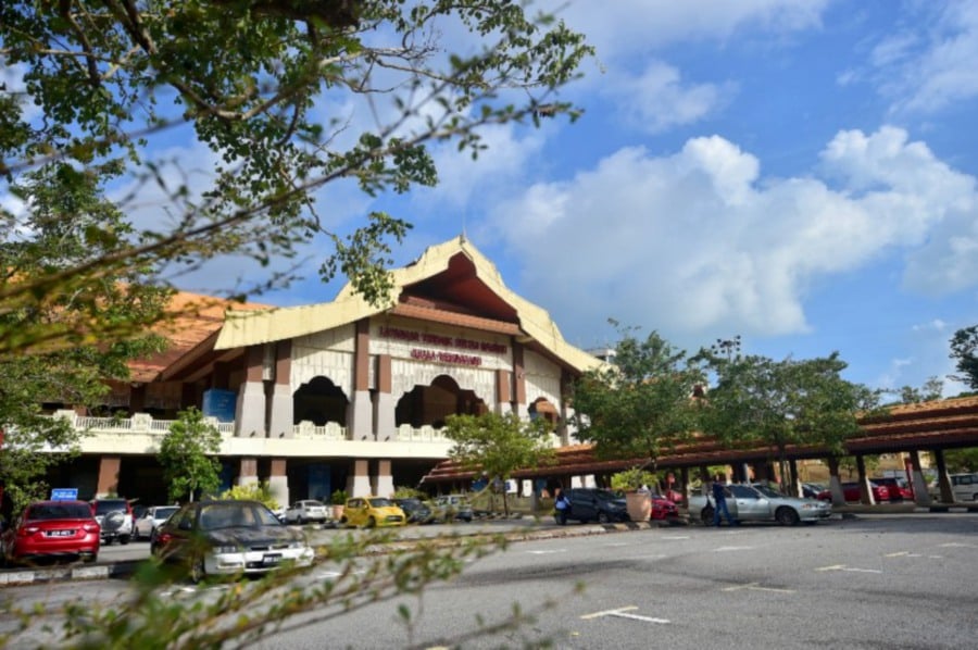  The Terengganu government has expressed hope that a portion of the RM350 million allocation to boost national tourism promotion activities in the Budget 2024 will also be used to spruce up the Sultan Mahmud Airport here. - Pic credit www.terengganu.gov.my