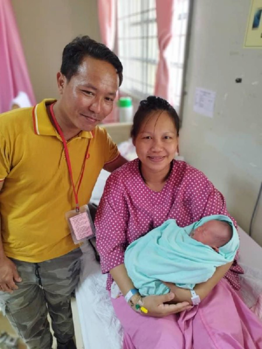 Orang Asli couple Mazuan Akub and his wife Ah Hing with their baby at the Pekan Hospital today. Pic courtesy of Pahang Health Department