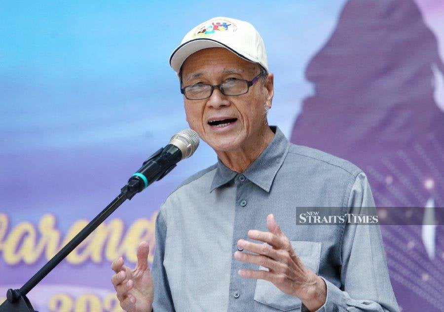 Parents should do their best to avoid distractions, particularly from digital devices, when caring for their children, Alliance For A Safe Community chairman Tan Sri Lee Lam Thye said. NSTP FILE PIC