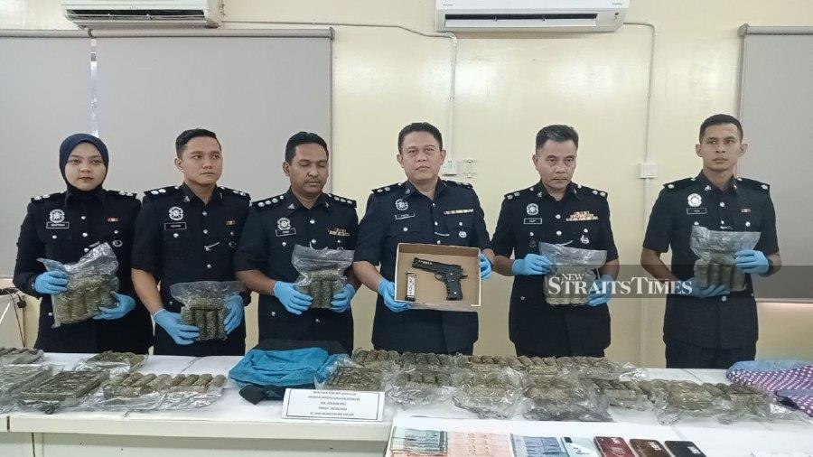 Hulu Selangor district police chief Superintendent Ahmad Faizal Tahrim (centre) said four men, including a foreigner were arrested during three raids in relation to the case. - NSTP/AMIRUL AIMAN HAMSUDDIN