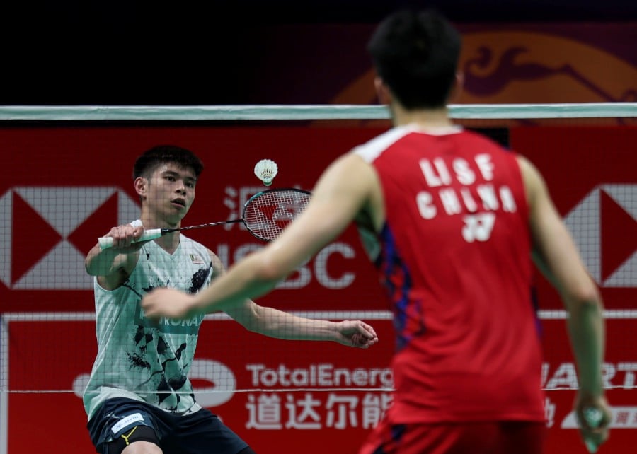 China, however, went ahead again through Hangzhou Asian Games champion Li Shi Feng who outclassed Leong Jun Hao 21-17, 21-10 in the second singles match. - Bernama pic