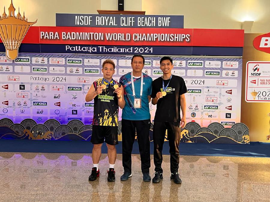 Cheah Liek Hou (left) and partner Fareez Anuar (right) with coach Nova Widianto at the Para Badminton World Championships in Pattaya on Sunday. - Pic courtesy of Nova Widianto